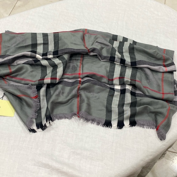 Burberry scarf π§£gray red black 100% cashmere made in Scotland 54β by 72β unisex - Picture 3 of 16